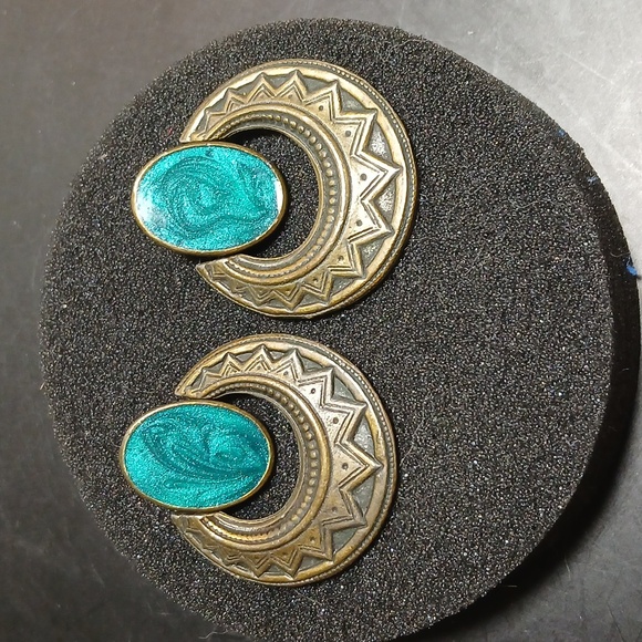 Source Unknown Jewelry - Vintage Hoop Dangle Earrings Brass Tone Filigree With Emerald Color